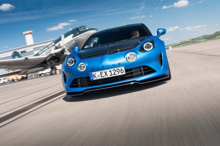 Alpine Sportwagen in Bewegung auf einem Flugfeld