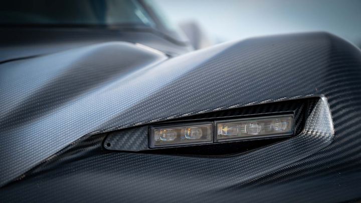 Carbon-Karosseriedetail mit Leuchte