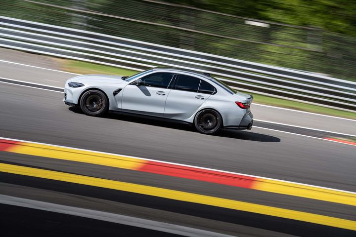 BMW in einer dynamischen Rennstreckenaufnahme
