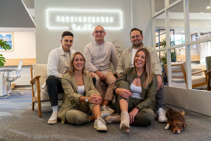 Unternehmensteam in moderner Arbeitsumgebung