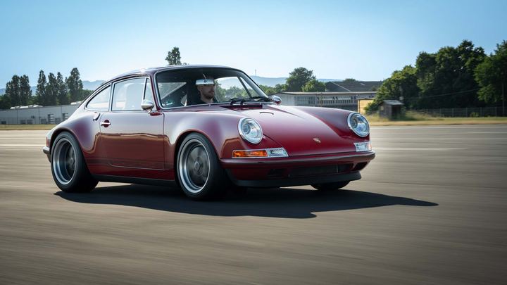 Klassischer Porsche in einer Fahraufnahme