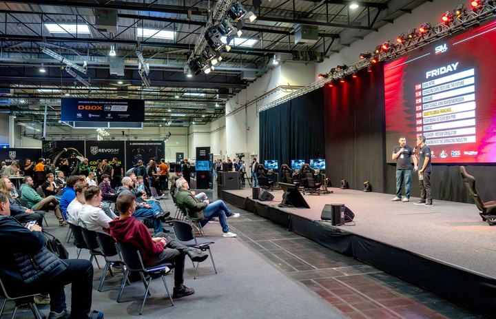 Vortrag auf einer großen Konferenzbühne