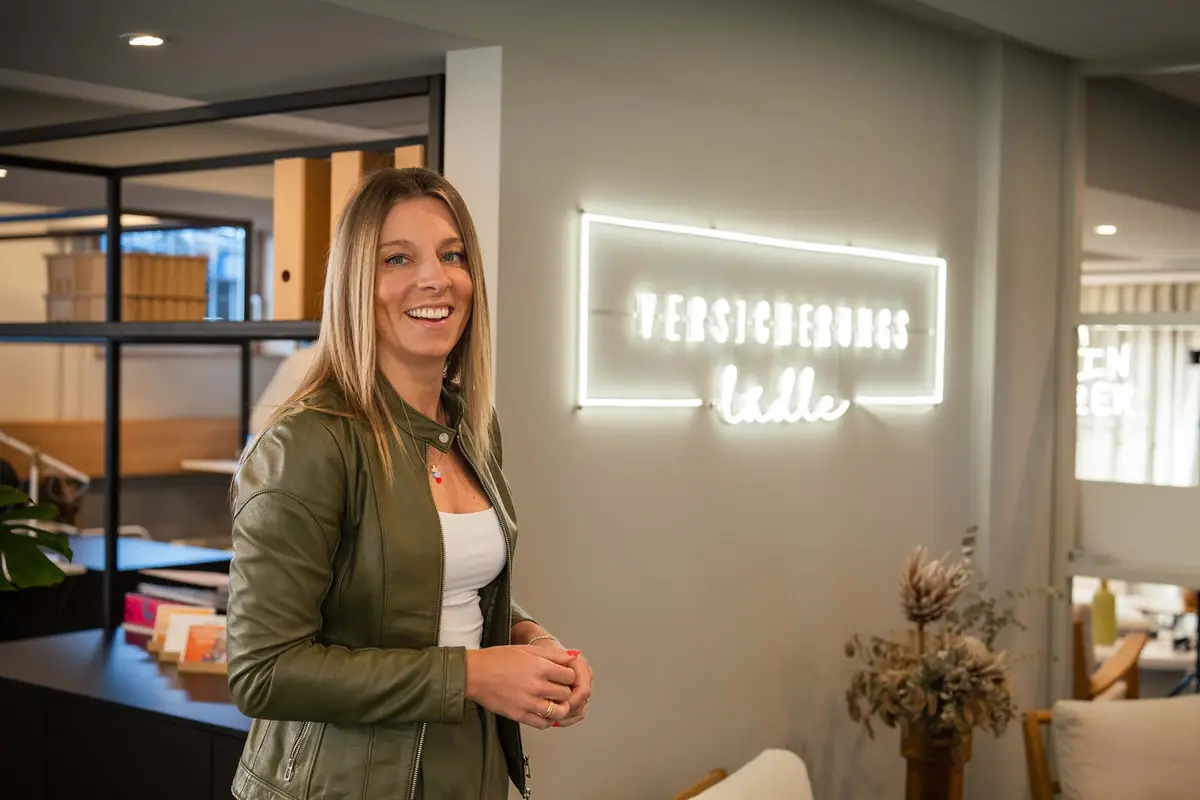 Authentisches Unternehmensportrait in moderner Arbeitsumgebung