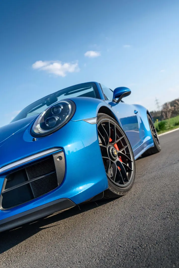 Detailaufnahme eines blauen Porsche