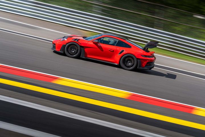 Roter Porsche auf einer Rennstrecke