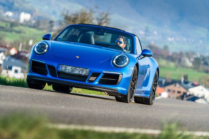 Blauer Porsche aus niedriger Perspektive