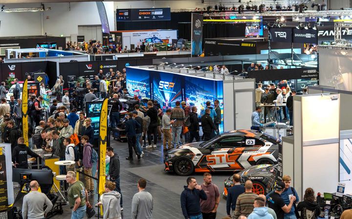 Publikum und Rennsimulatoren auf der ADAC SimRacing Expo