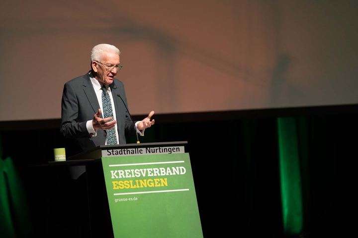Redner bei einer Veranstaltung auf der Bühne