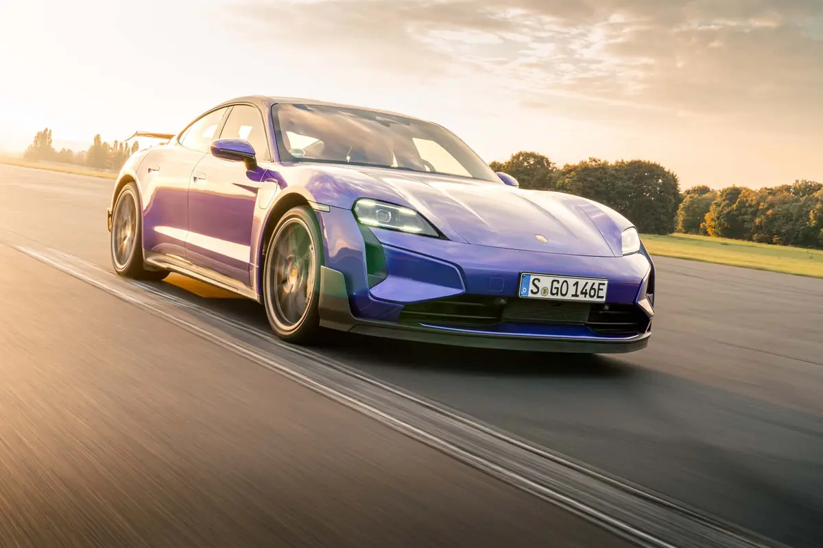 Porsche Taycan in einer dynamischen Fahraufnahme