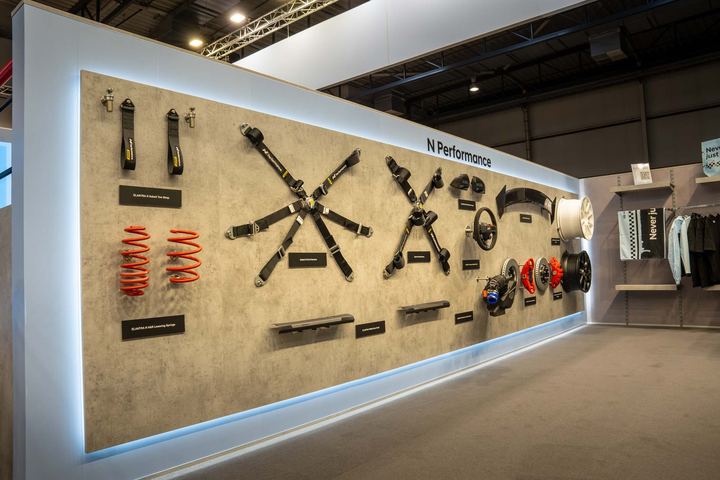 Detailreich gestalteter Messestand