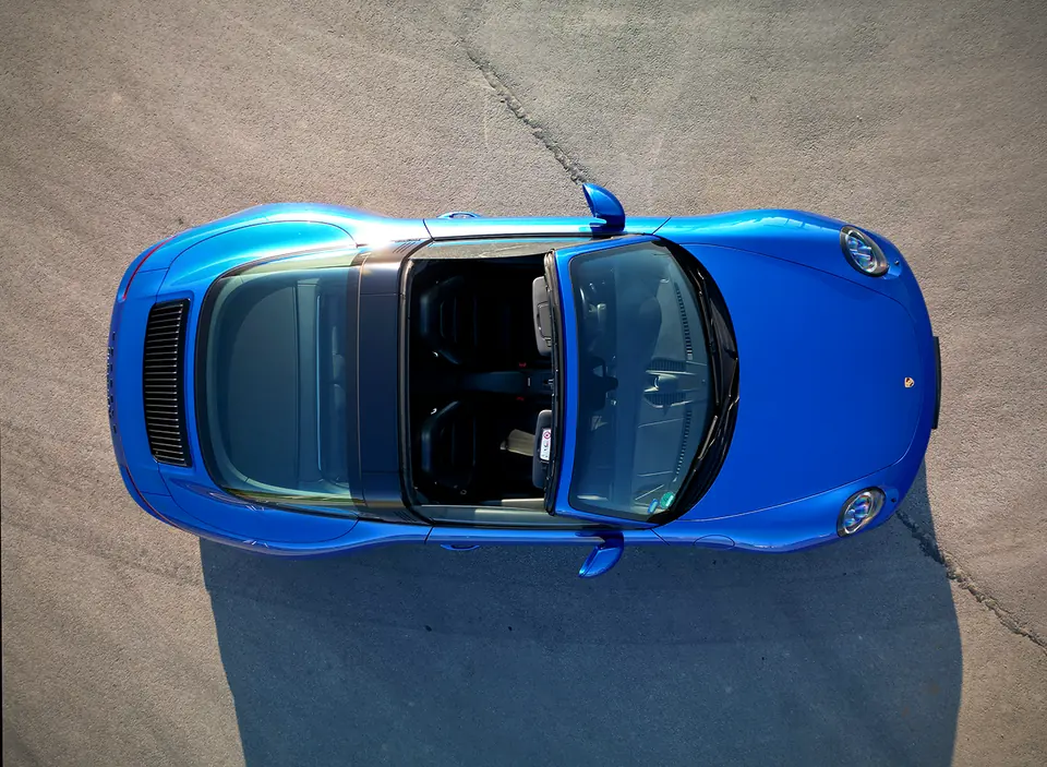 Blauer Porsche aus der Vogelperspektive