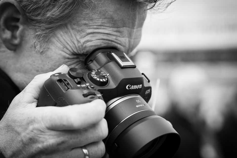 Fotograf während einer professionellen Produktion