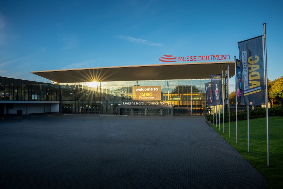 Eingang der ADAC SimRacing Expo in Dortmund